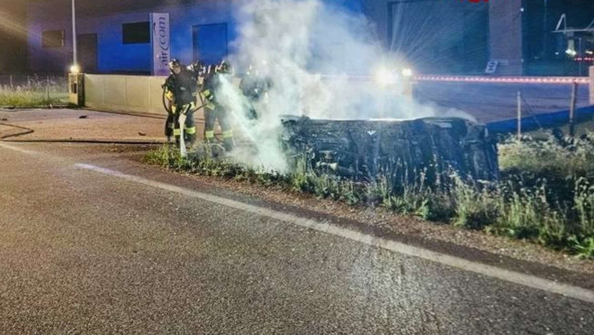 Tragedia sulla Pontebbana: auto finisce fuori strada e prende fuoco, morto un 31enne - 