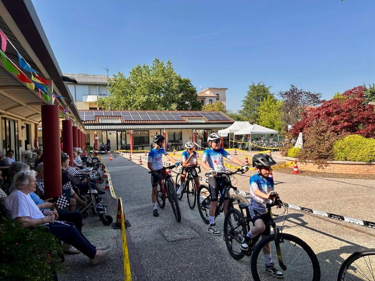 Montebelluna, all’Umberto I un pomeriggio di ciclismo tra bambini e anziani - 