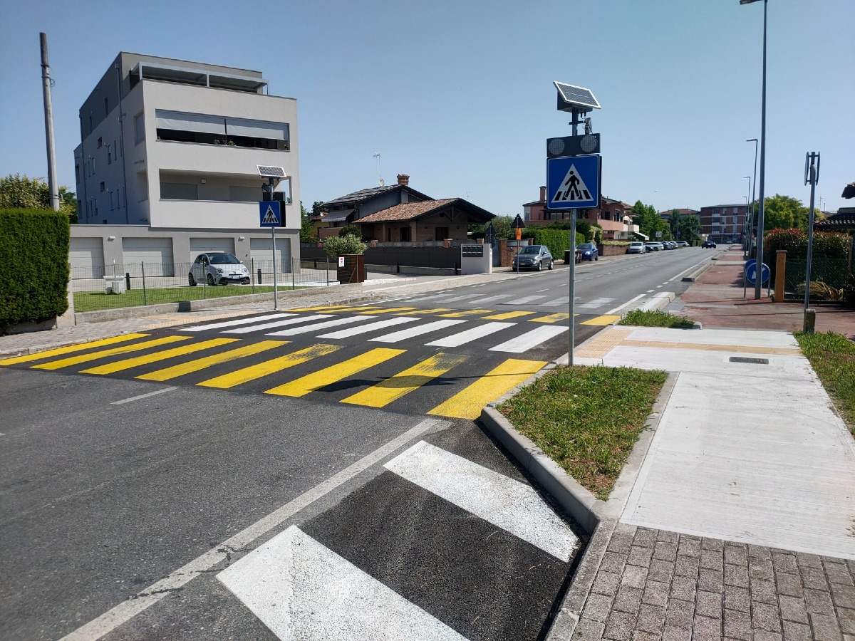 Fiume Veneto, il Comune difende il rialzo pedonale di via Giovanni XXIII - 