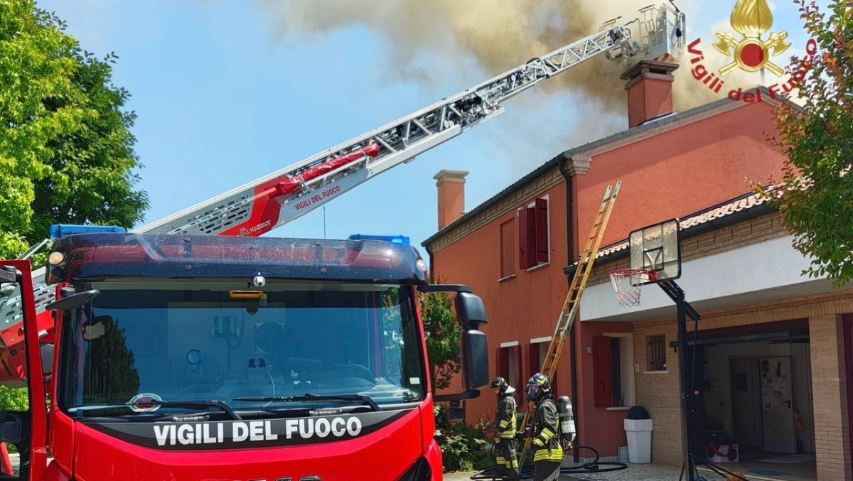 Fotovoltaico in fiamme sul tetto di una casa: i pompieri salvano la villetta - 