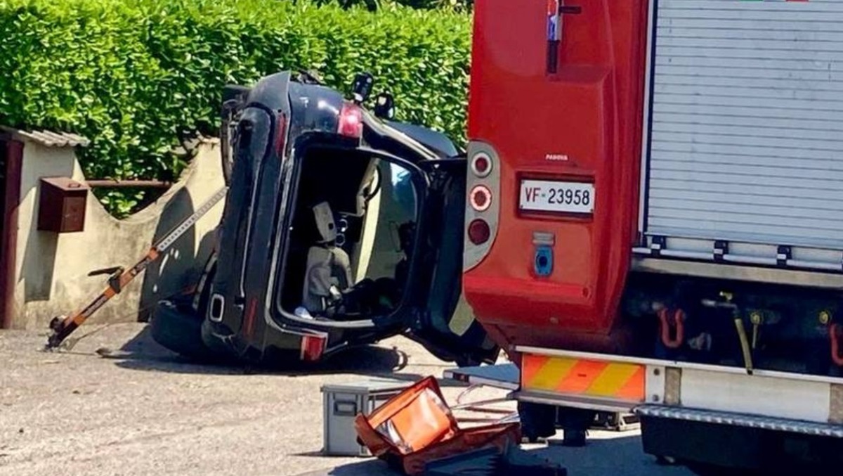 Frontale tra auto e minivan: due feriti estratti dalle lamiere - 