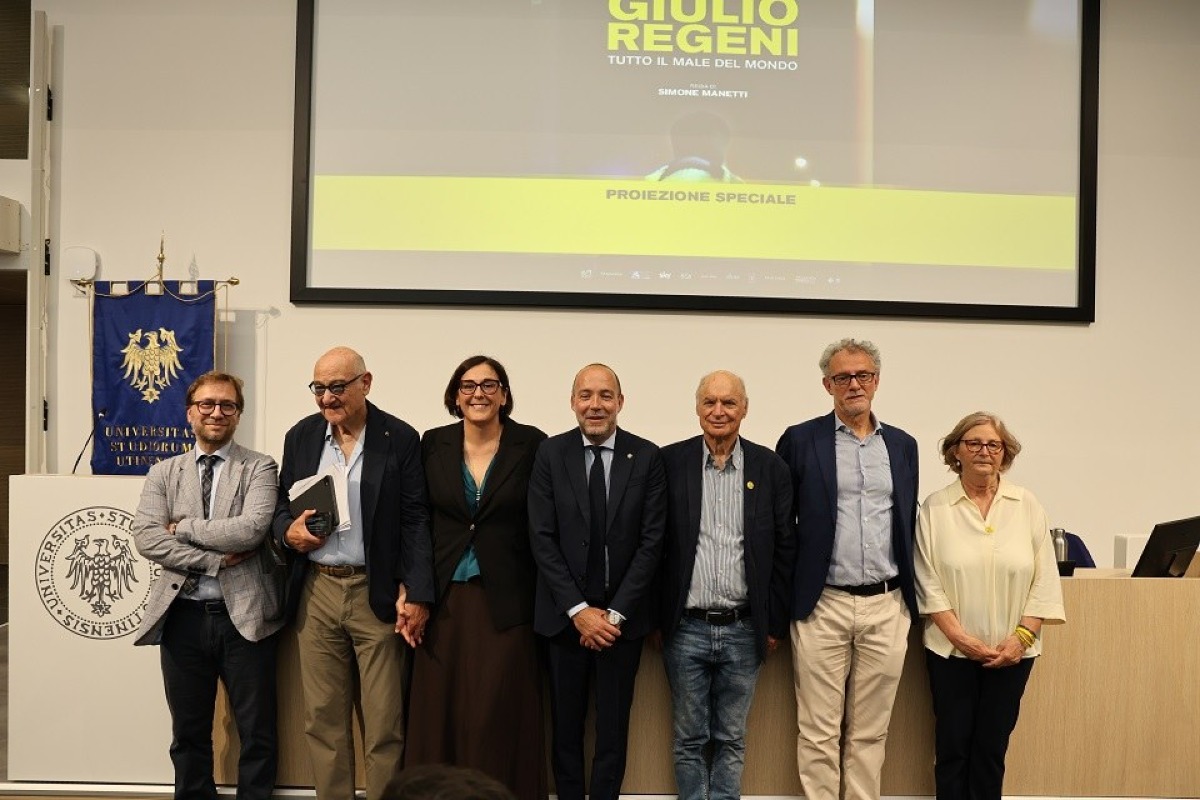 Udine, in 200 per il film su Giulio Regeni: ai genitori il simbolo dell’Ateneo - 