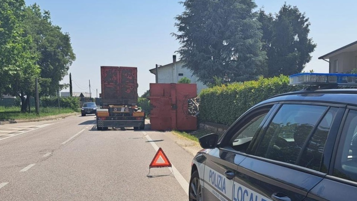 Camion perde il carico in strada, il cassone si ribalta e travolge una recinzione - 