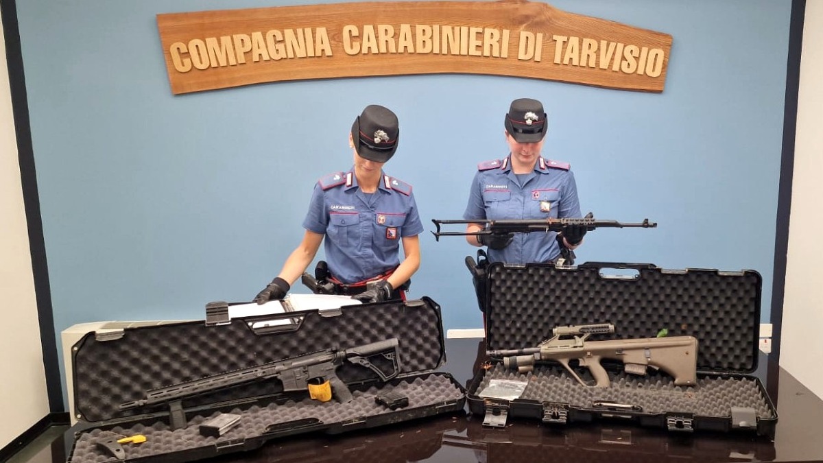 Tarvisio, scoperta inquietante nei boschi: sequestrate armi da guerra - 