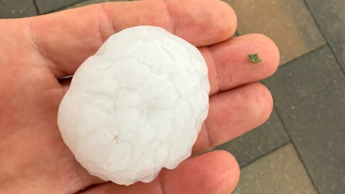 Tempesta violenta nel Veronese: grandine di grandi dimensioni e danni alle auto