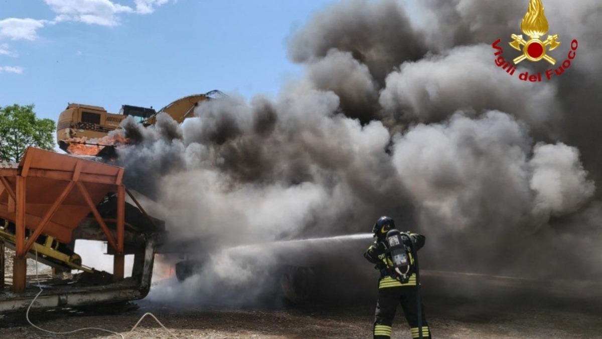 Paura in azienda a Buttrio: prende fuoco un tritura sassi, operaio soccorso |  FOTO - 
