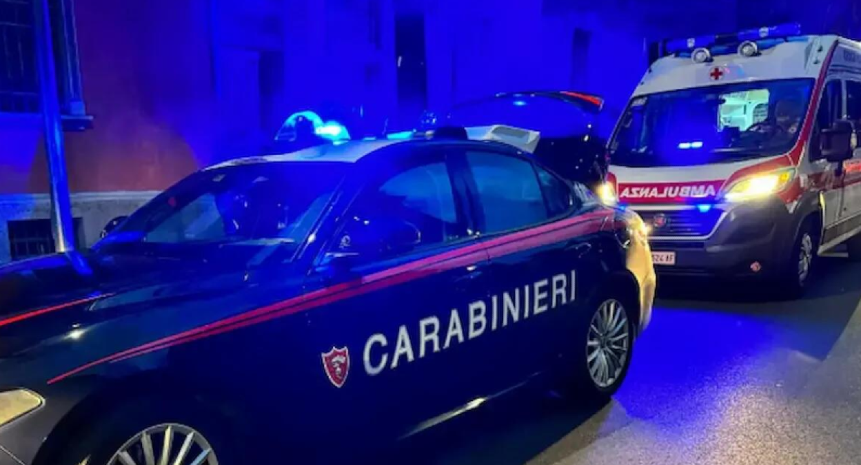 56enne trovato a terra in una pozza di sangue: passante chiama i soccorsi - 