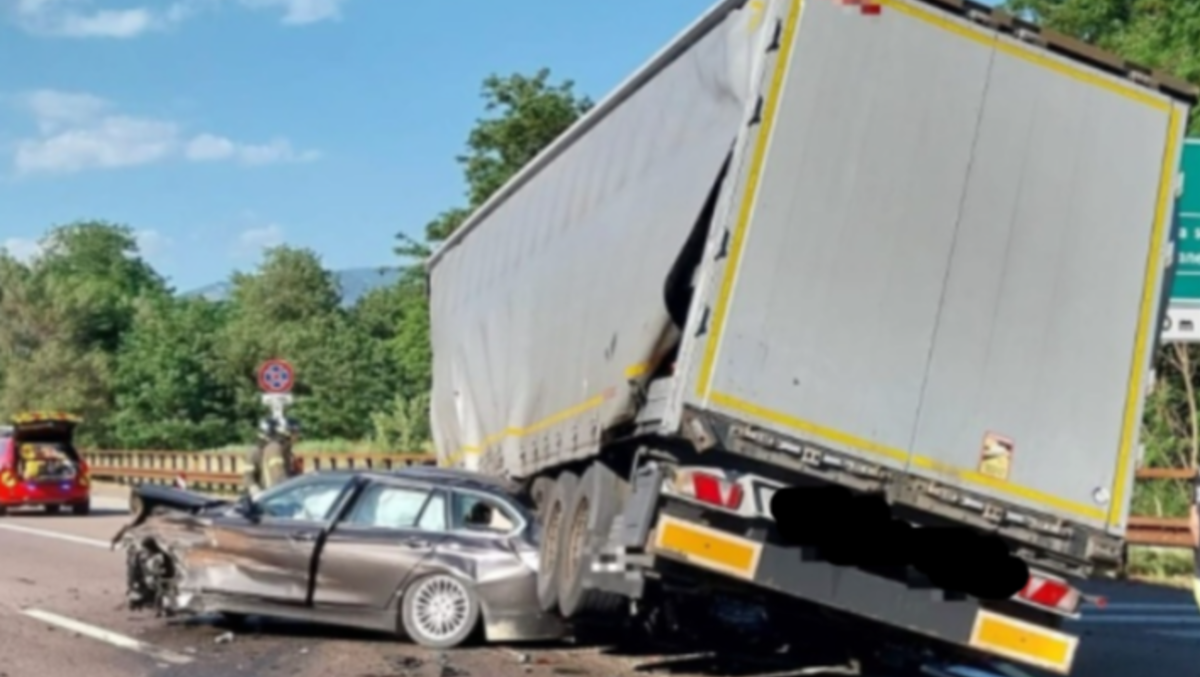 Lo spaventoso incidente e il traffico paralizzato: 4 feriti, a bordo anche un 15enne - 