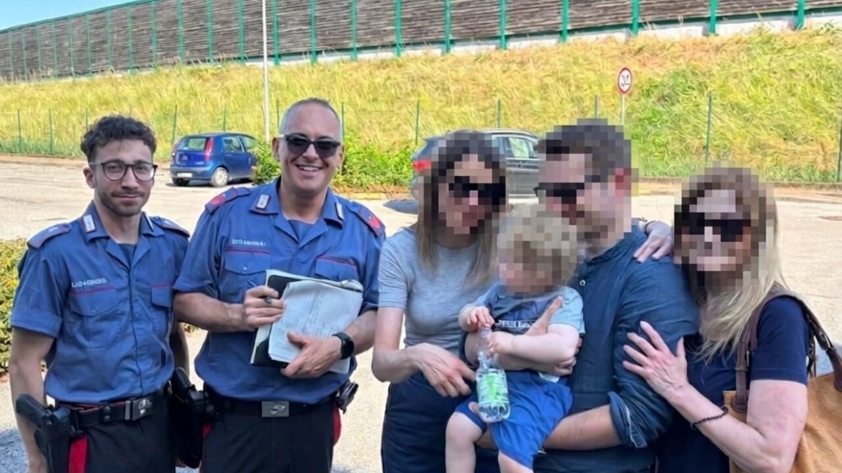 Bimbo di un anno chiuso in auto sotto il sole: salvato dai carabinieri e pompieri - 