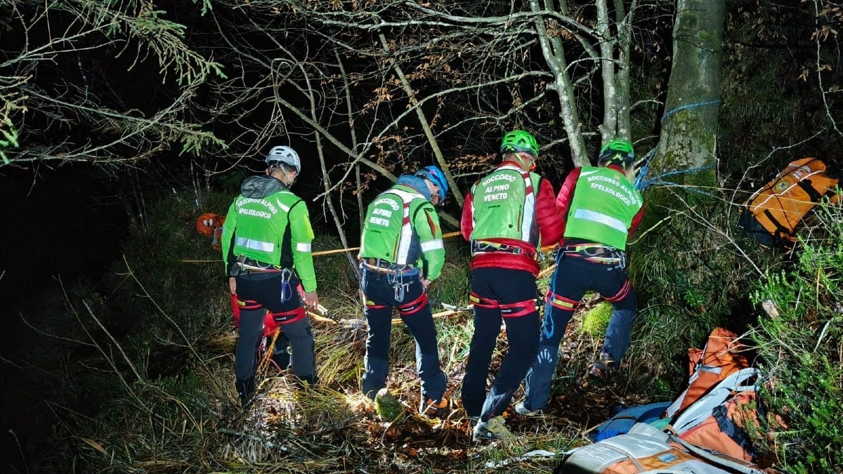 Valdastico, ritrovato nel bosco dopo due ore: anziano recuperato e portato in ospedale - 