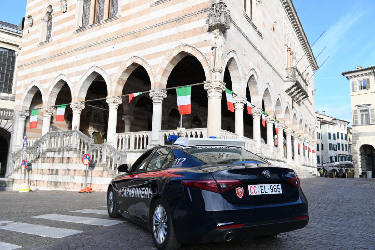 Ferito al volto all’ingresso del locale a Udine: 31enne fermato dai carabinieri