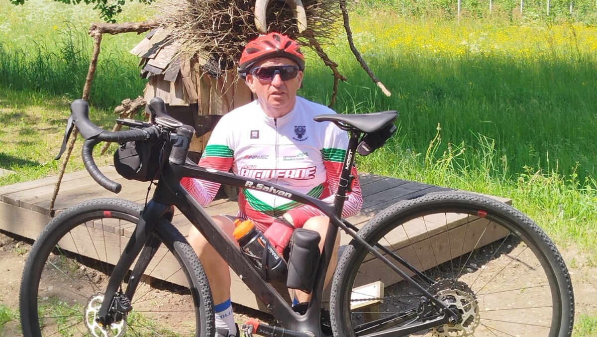 Sale in bici per vedere il Giro, poi il malore: ciclista muore sul Piancavallo - 