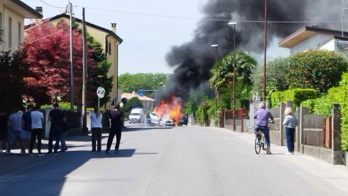 Cordignano, schianto sulla Sp 71 a Ponte della Muda: auto in fiamme e un uomo incastrato nell’abitacolo - 