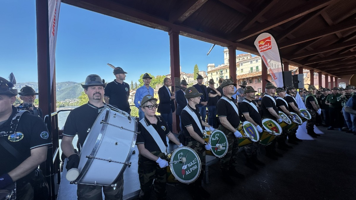 Bassano saluta gli Alpini diretti a Genova: il Ponte Vecchio diventa il punto di partenza delle sezioni vicentine - 