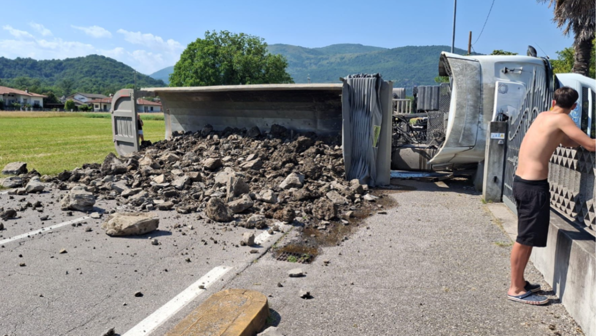 Usago, camion si rovescia contro una recinzione: autista portato in ospedale a Pordenone - Immagine di un lettore via WhatsApp