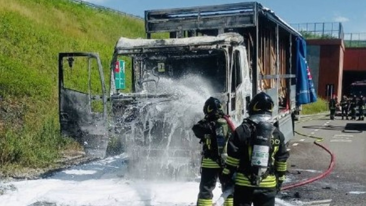 Rogo su un camion in Pedemontana, traffico gestito ad Altivole: conducente fuori pericolo - 