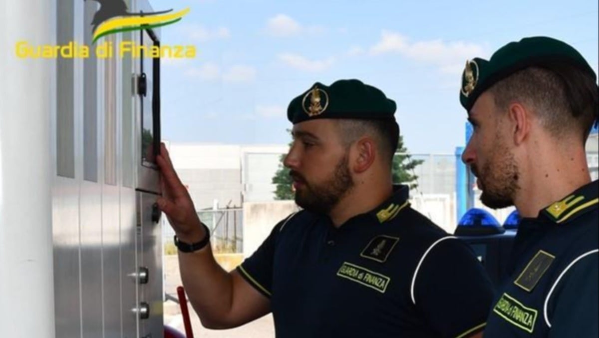 Padova, verifiche su pompe di benzina e autobotti: 13 irregolarità e maxi sequestro di carburante