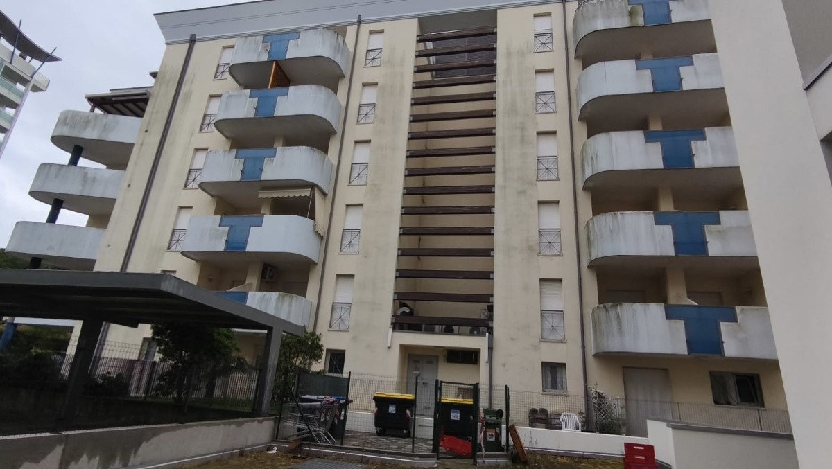 Bibione, donna trovata senza vita ai piedi di un condominio: aveva 52 anni - 