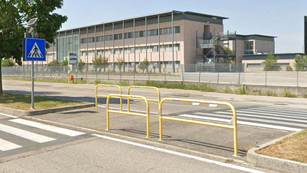 Donna investita davanti allo Stringher, ferita una docente dell’istituto