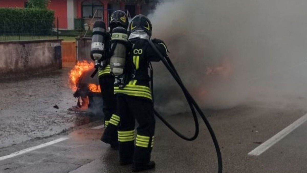 Azzano Decimo, vettura distrutta dal rogo in via Borgo Facca: automobilista fuori dall’abitacolo prima che le fiamme si propagassero - 