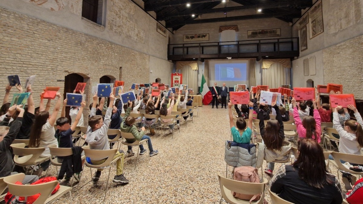Portogruaro coinvolge le quinte elementari verso il 2 giugno: in Municipio Costituzione e tricolore - 