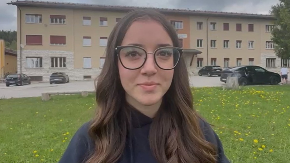 Studentessa veneta aiuta una compagna in crisi sul bus per la scuola: decisivo il primo soccorso imparato negli scout - 
