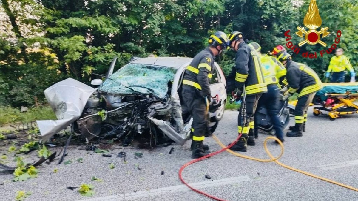 Susegana, auto si schianta contro un albero in via Stradonelli: conducente estratto dall’abitacolo - 