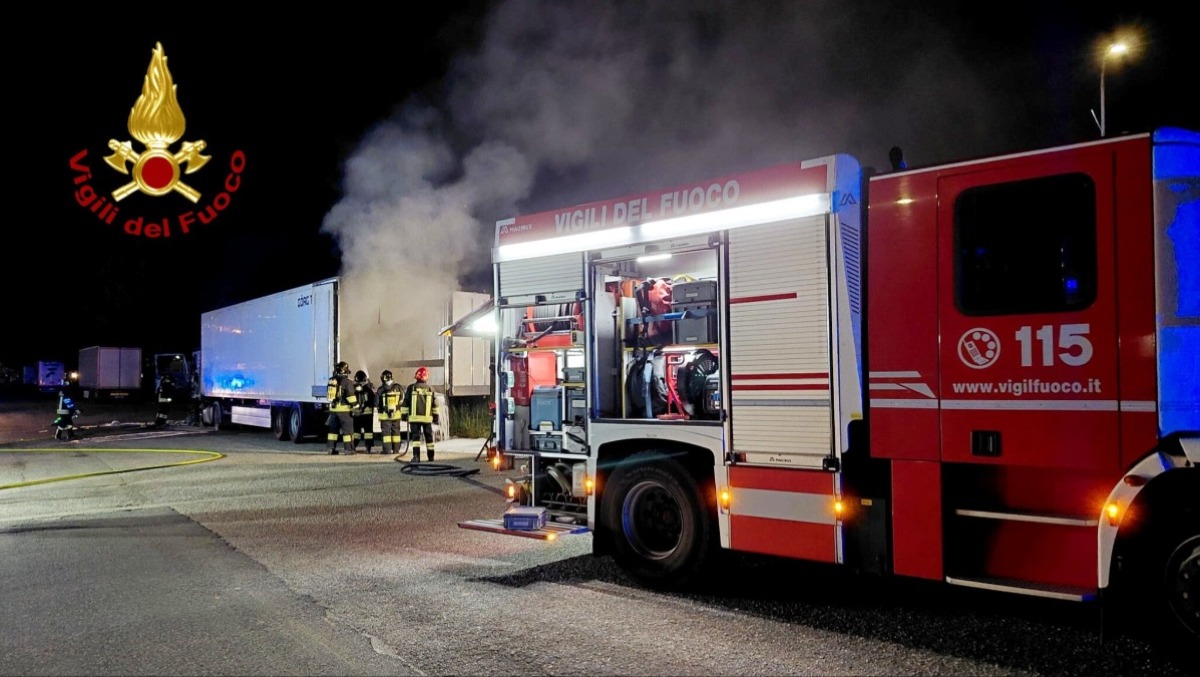 Vicenza, incendio in un parcheggio di viale Leonardo da Vinci: distrutti due mezzi pesanti - 
