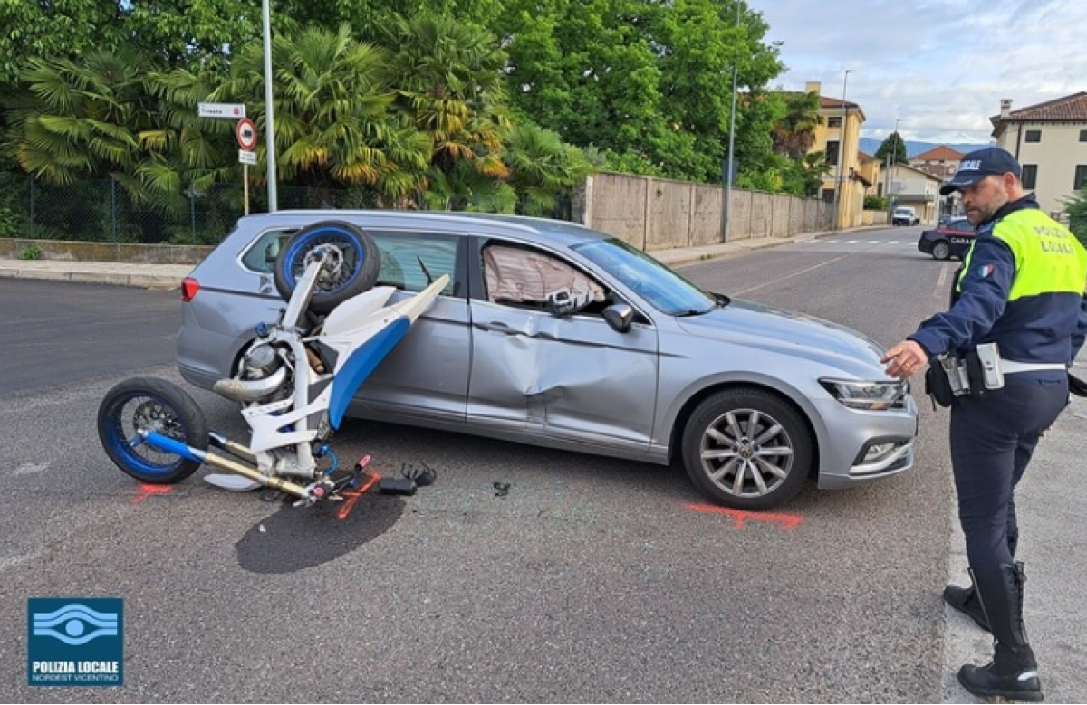 Villaverla, collisione tra una moto e un’auto sulla 349: diciottenne portato a Santorso - 