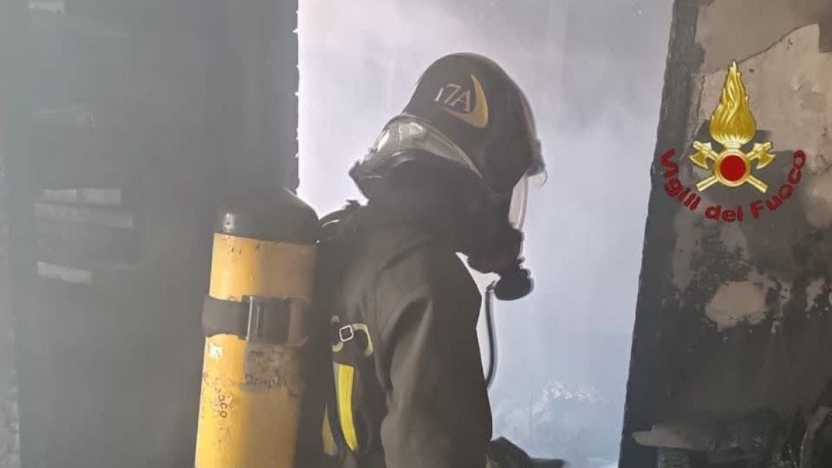 Trieste, rogo in uno stabile tra viale D’Annunzio e piazza Foraggi: una vittima e sei ricoverati - 