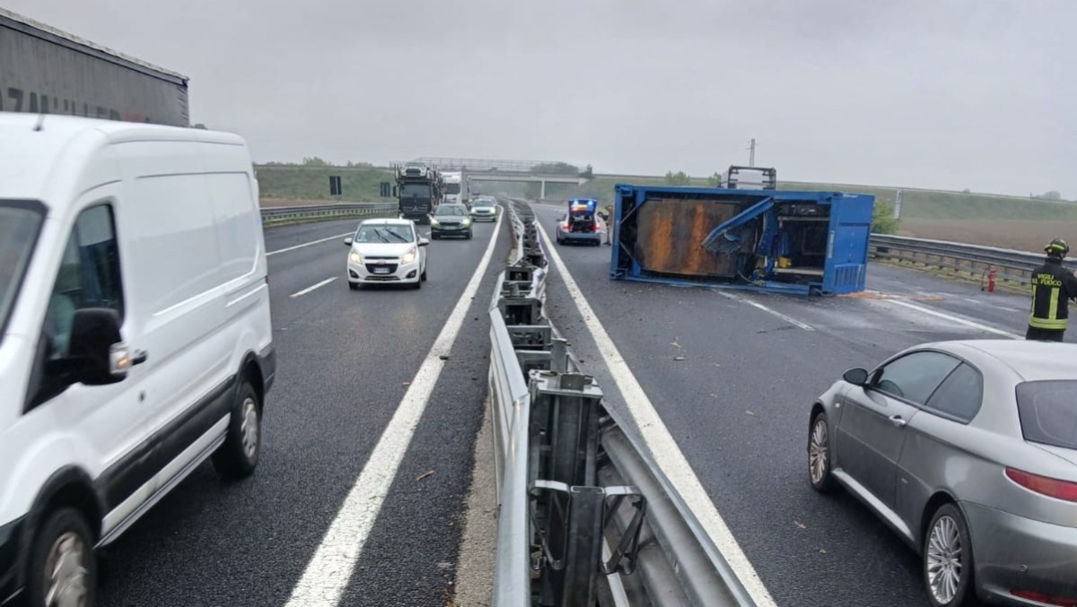 A4 nel Friuli centrale, stop verso Venezia dopo la caduta del carico di un camion - 