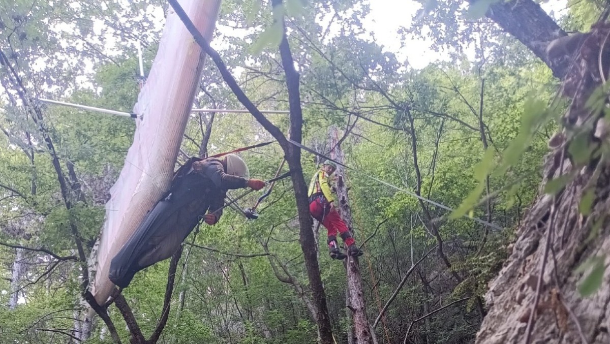 Grappa, deltaplano finisce tra gli alberi: recuperato senza ferite un 63enne padovano - 