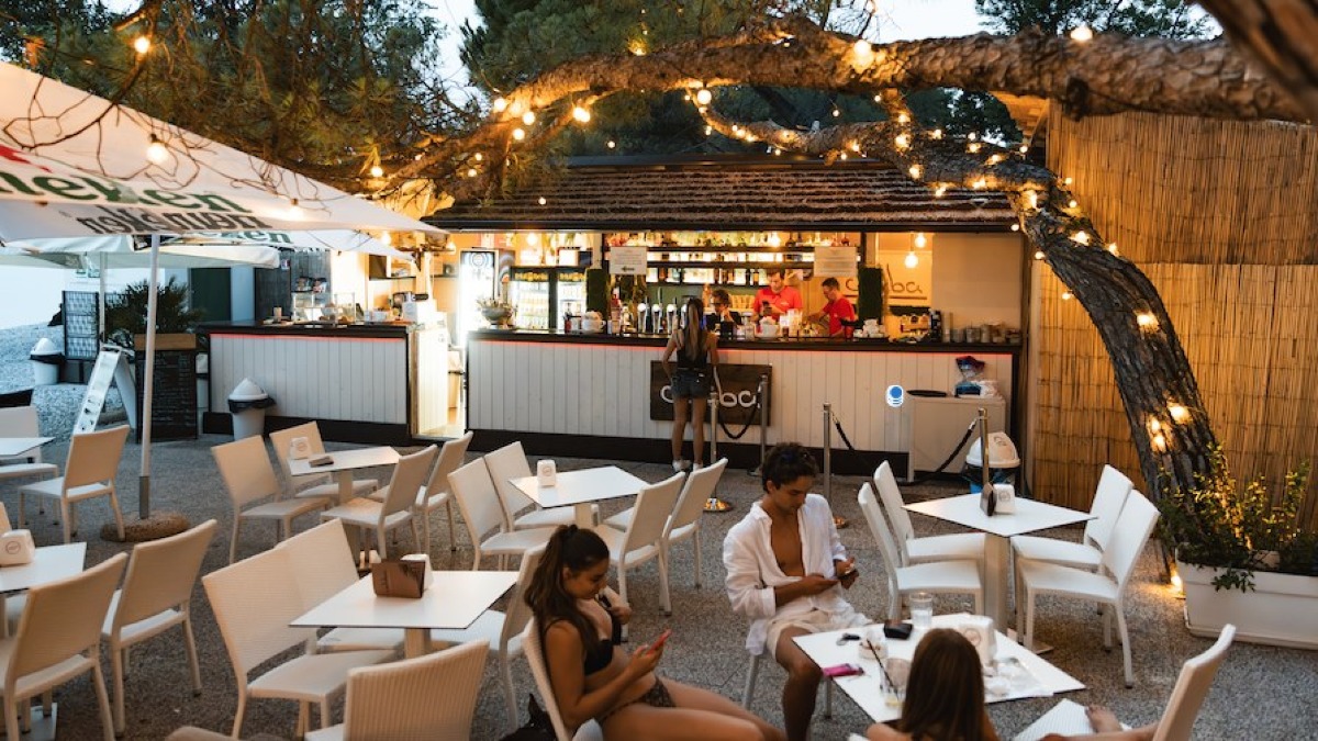 Sistiana, il Cohiba allunga la giornata in baia: spiaggia attrezzata, cucina di mare e domeniche con musica - 