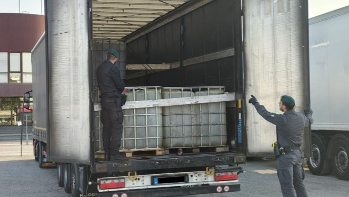 Padova, falso olio industriale su un tir: sequestrati 27mila litri di carburante illecito