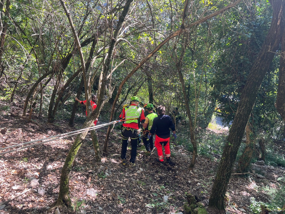 Gara di mountain bike a Nogarole, concorrente ferito lungo il tracciato nel bosco - 