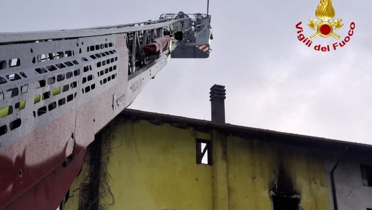 Maniagolibero, casa danneggiata dal fuoco nella notte: messa in salvo un’anziana - 