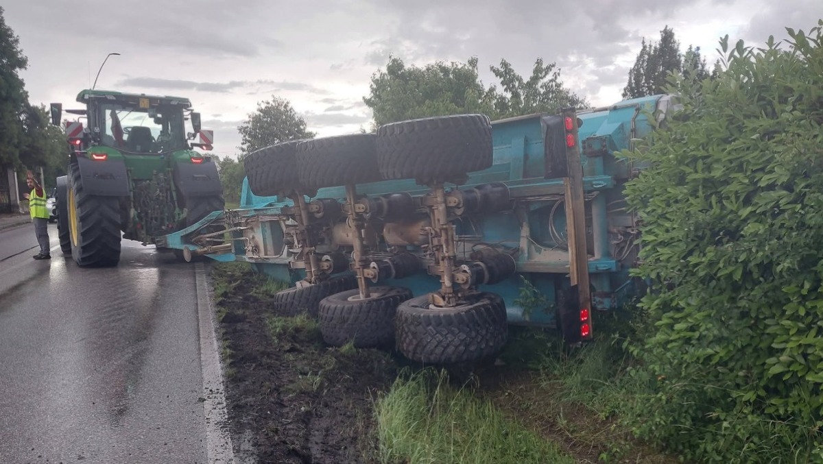 Pramaggiore, traffico bloccato sulla Postumia dopo il ribaltamento di un rimorchio agricolo - Foto Fabio Bravo