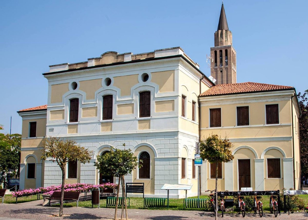 Jesolo aderisce alla campagna sulle malattie rare: luci blu e verdi su biblioteca e piazza Drago - 