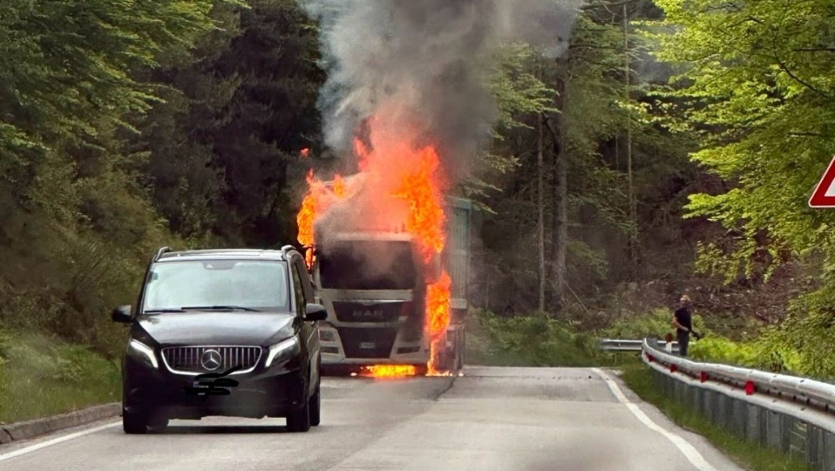 Auronzo, traffico interrotto sulla SP 532 dopo l’incendio di un mezzo pesante - 