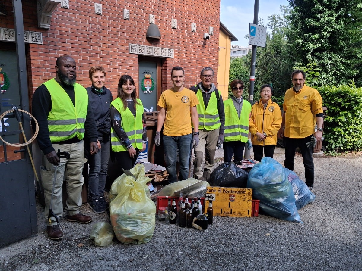 Pordenone, volontari all’opera tra stazione e centro: rimossi oltre 48 chili di rifiuti - 