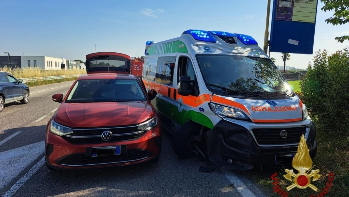 Giacciano con Baruchella, ambulanza urta la pensilina durante il trasporto: paziente affidato a un altro mezzo - 
