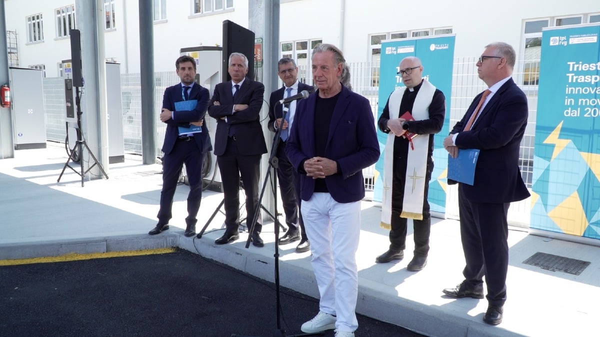 Trieste accelera sui bus elettrici: al Broletto attiva la nuova area di ricarica - 