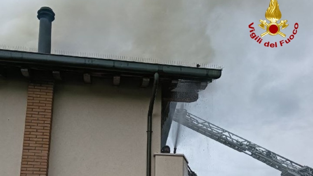 Pasiano, incendio sulla copertura di un’abitazione: decisivo il contenimento del rogo - 