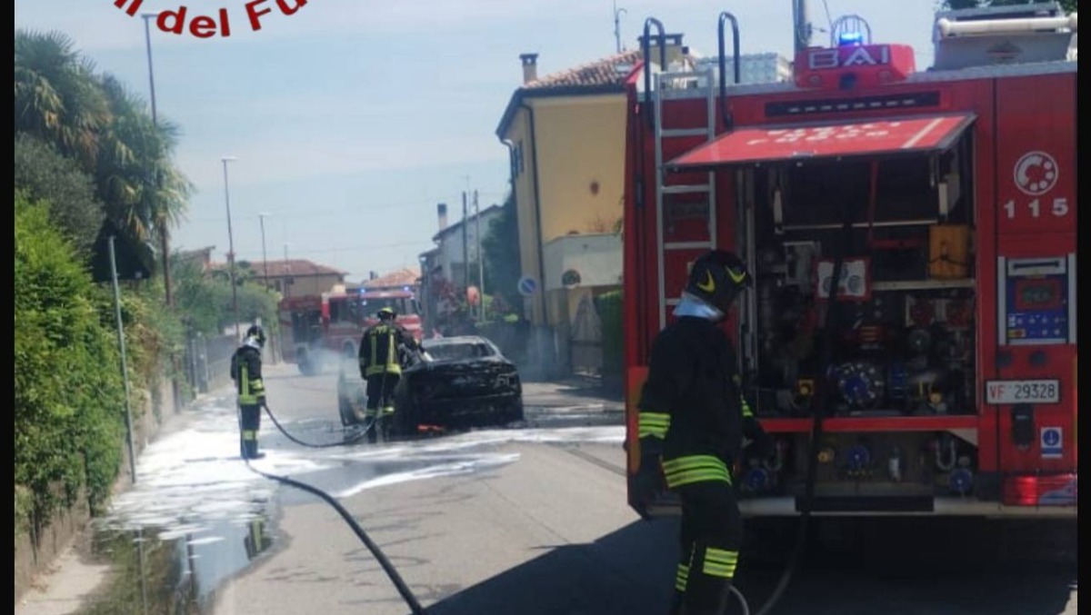 Cordignano, auto in fiamme dopo lo schianto in via Redipuglia: un uomo estratto dall’abitacolo - Le immagini