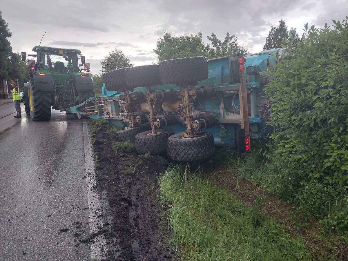 RIMORCHIO AGRICOLO SI RIBALTA SULLA POSTUMIA