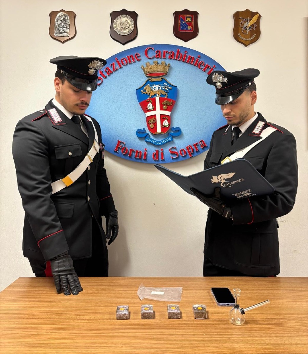  CARNIA, I CARABINIERI DI FORNI DI SOPRA SCOPRONO OLTRE 2 ETTI DI HASHISH  A CASA DI UNA DONNA.
