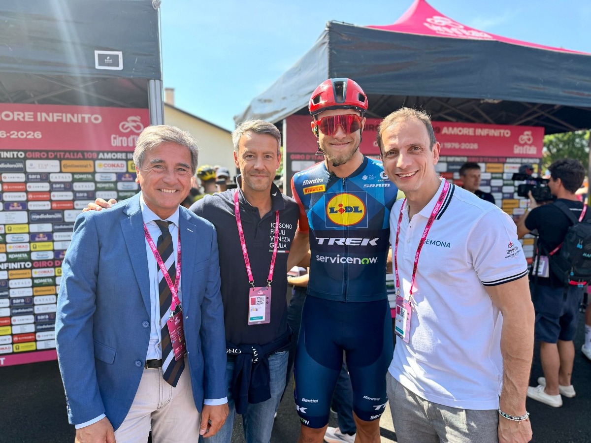 Giro d’Italia, a Gemona la tappa della memoria tra omaggio alle vittime del sisma