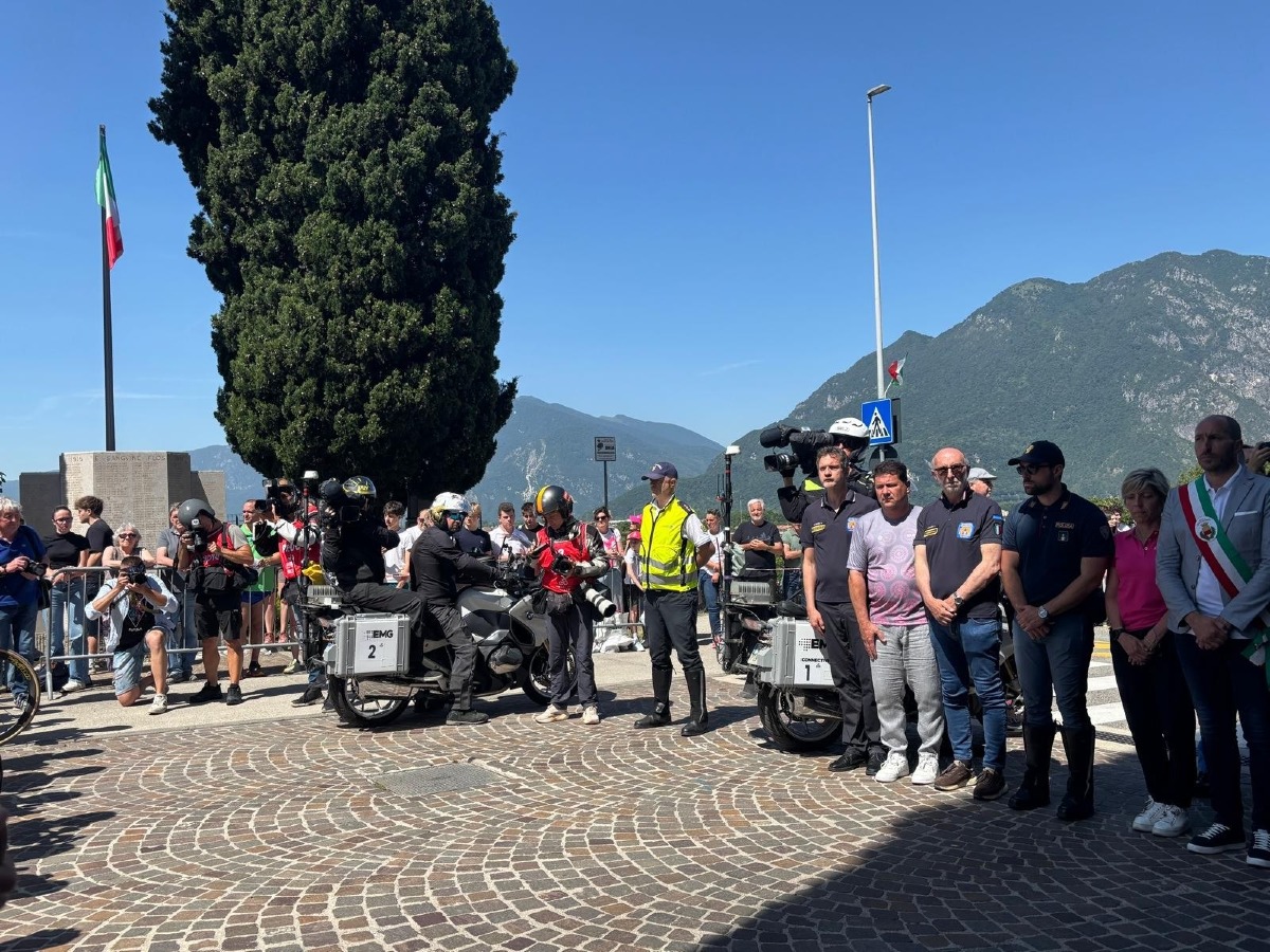 Giro d’Italia, a Gemona la tappa della memoria tra omaggio alle vittime del sisma