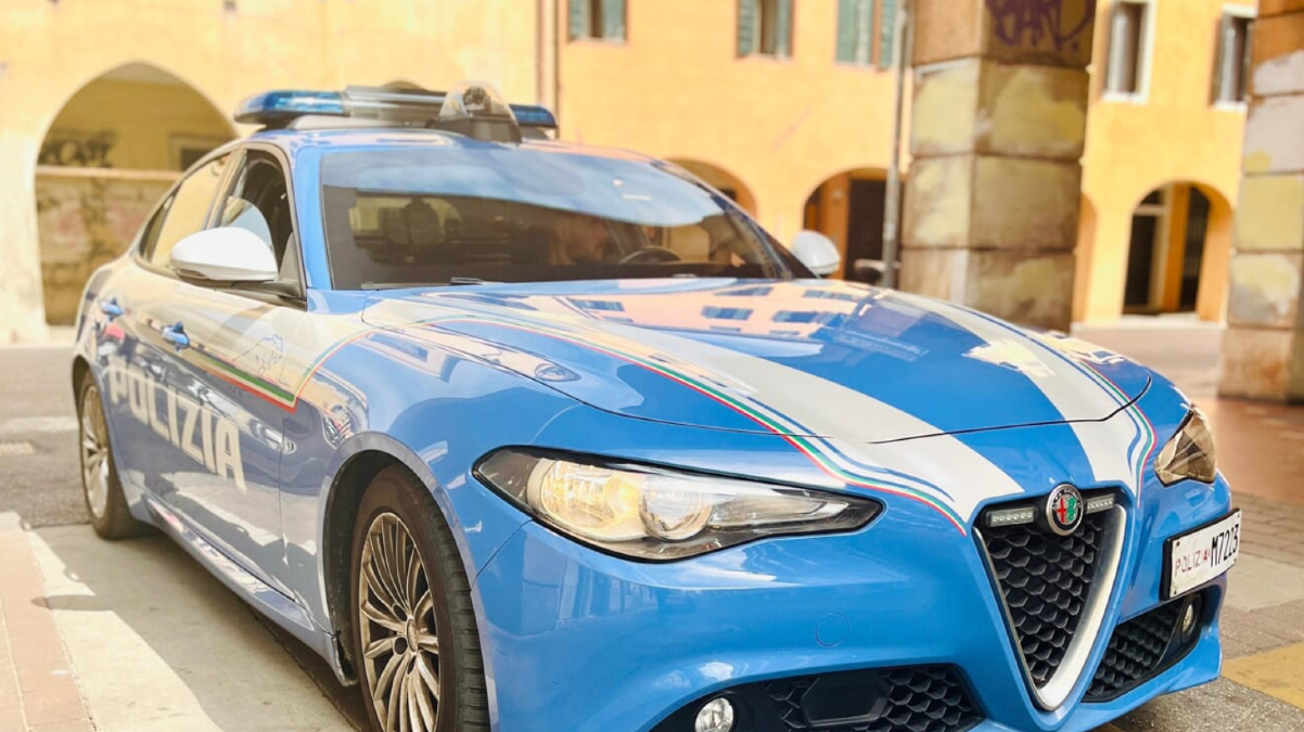 Portello, morso all’orecchio dopo una lite davanti al bar: un arresto e divieto di tornare a Padova - 