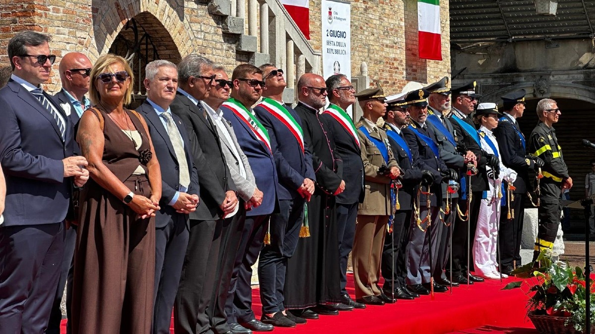 Festa della Repubblica a Portogruaro, centinaia di persone in Piazza della Repubblica - 